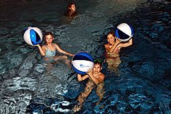 Kinder mit Wasserball