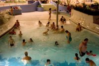 Spaß im Wellenbecken