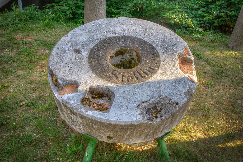 Alter Mühlenstein der "Ahlimbsmühle" (Foto: templiner.de) Alter Mühlenstein der "Ahlimbsmühle" (Foto: templiner.de)