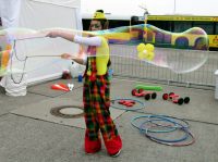 Riesenseifenblasen am Kindertag in der NaturThermeTemplin