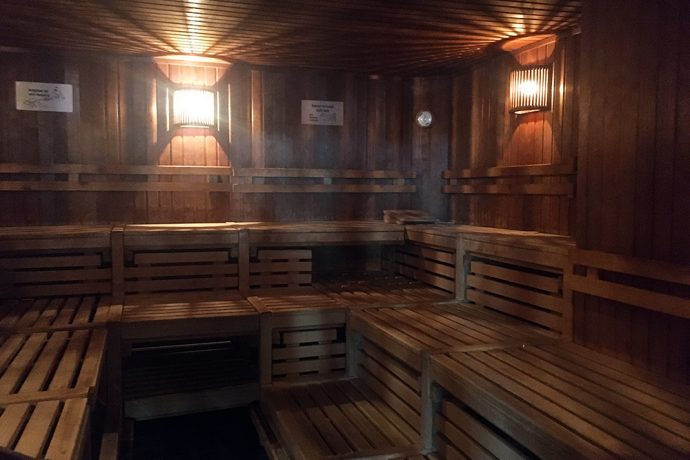 Sitzbänke in der Sauna