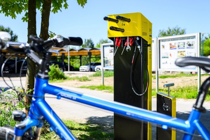 Fahrradreparatur-Station an der NaturThermeTemplin (Foto: Tom Schweers)