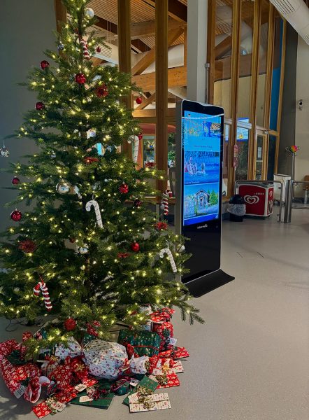 Weihnachtsbaum im Foyer der NaturThermeTemplin mit Adventskalender-Geschenken